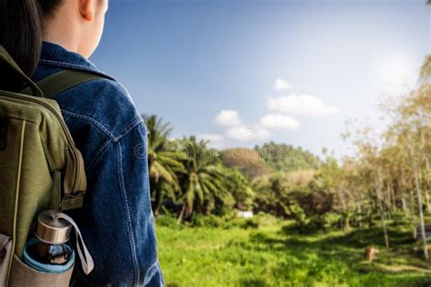 Girls Backpack Hiking 的图像结果