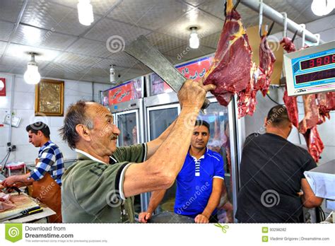 与刀子的资深伊朗屠户切口羊羔肉在屠杀 图库摄影片. 图片 包括有 市场, 动物的尸体, 贝多芬, 波斯语 - 93298282
