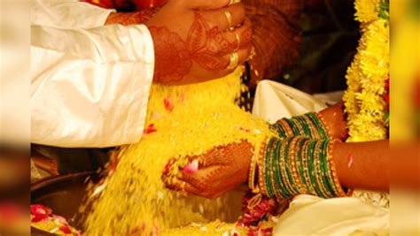 అక్షింతలు వేయడం వెనుకున్న ఆంతర్యం ఏంటి? - word of akshitalu and ...