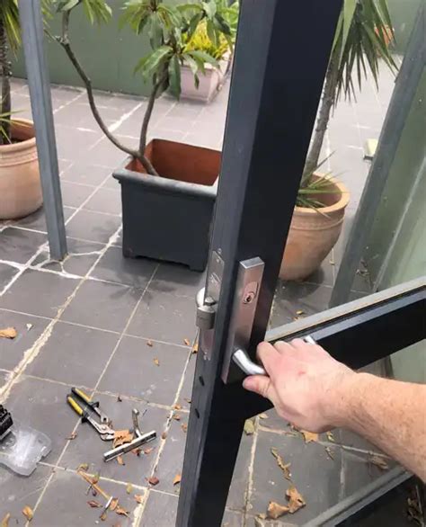 Locks & Locksmiths Service 的图像结果