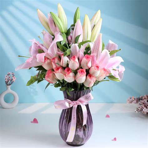 FlowerAura Fresh Live Flower Bouquet of 12 Roses & 4 Lilies In Glass ...