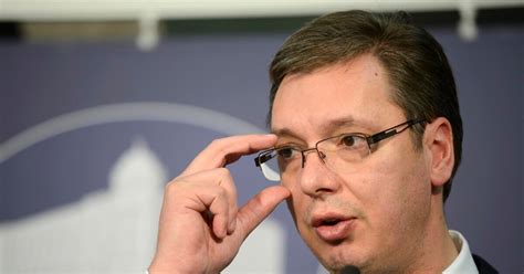 Pada li Vučiću popularnost?