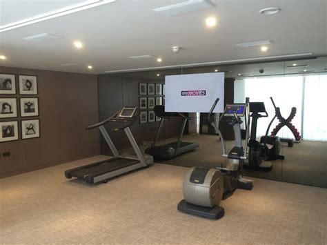 TV On Wall in Gym 的图像结果