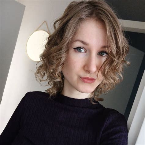 10 Easy Hairstyles For Thin Curly Hair That You Must Try