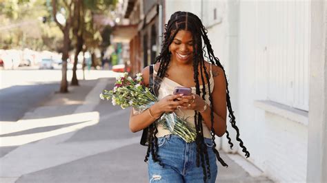 10 texting habits that build attraction & 10 that quietly kill it