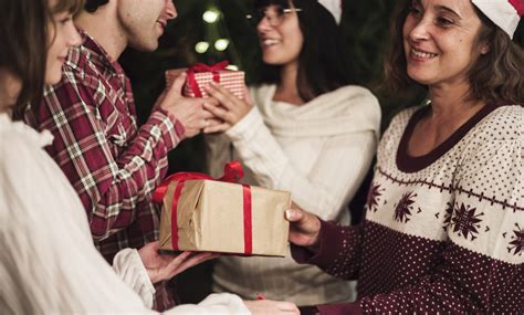 定亲交换什么礼物最新素材