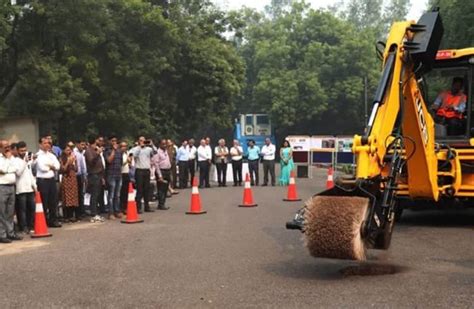 JCB India pothole repair machine | Autocar Professional