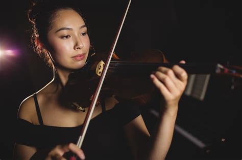 Female student playing violin | Free Photo