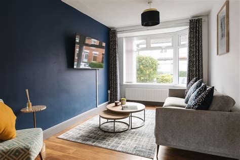 Modern 3 Bed Home | Sleeps 6 | Private Parking - Flats for Rent in ...