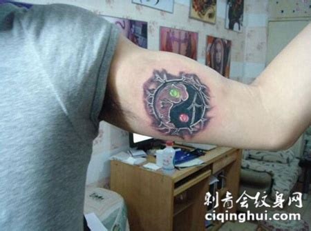 男士手臂上个性的八卦纹身(图片编号:17468)_纹身图片 - 刺青会