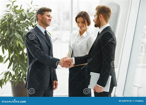 Businessman Shaking Hands 的图像结果