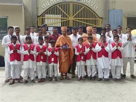 BAPS volunteers hold de-addiction program in Navsari sub-jail, saints ...