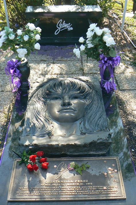 File:Selena Quintanilla-Perez's grave.jpg - Wikimedia Commons