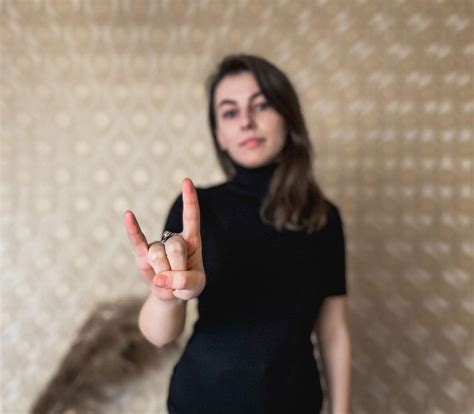 Top 10 Italian Hand Gestures Italians Use All The Time | Mondly Blog