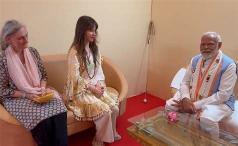 VIDEO : जब जर्मन सिंगर कैसेंड्रा ने 'अच्युतम केशवम...' भजन सुनाकर PM ...