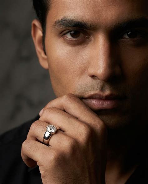 Vintage Signet Men’s Ring – Solitaire Waves