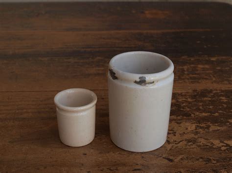 白い陶器のポット 2個 見立て杯 1920年代 筒盃 カップ ジャムポット 古陶器 ファーマシー アンティーク ヴィンテージ /J401 ...