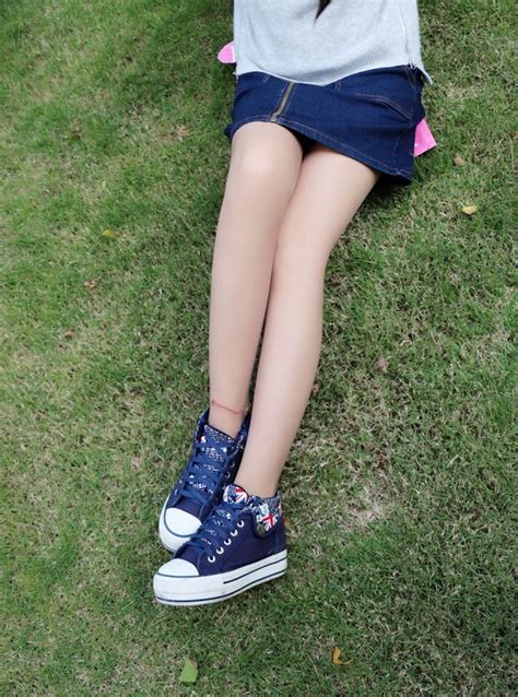 牛仔裤 短丝袜 帆布鞋好看吗?