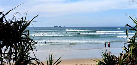 Busy Beach Scene 的图像结果