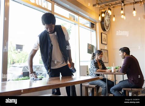 Clean Restaurant Table 的图像结果