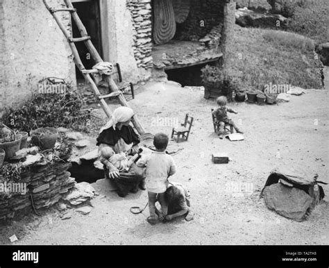 Children 1930s poverty hi-res stock photography and images - Alamy