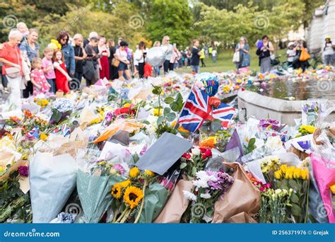 Flowers Outside Buckingham Palace on the Death of Queen Elizabeth II ...