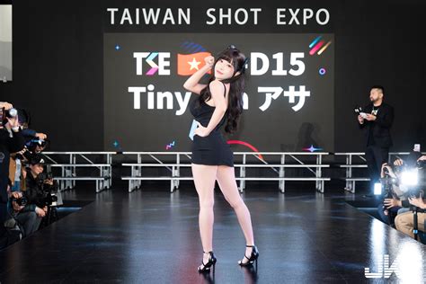 電臀系小隻馬「Tiny Asa」超大尺互動！臉埋腿間色色香氣直撲鼻尖！-小濕妹圖