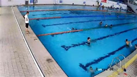 监控曝光！小孩在游泳馆深水区溺亡，发现时已来不及抢救_腾讯视频