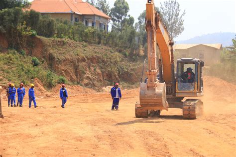 Photos : Des étudiants rwandais suivent des cours dans une école ...
