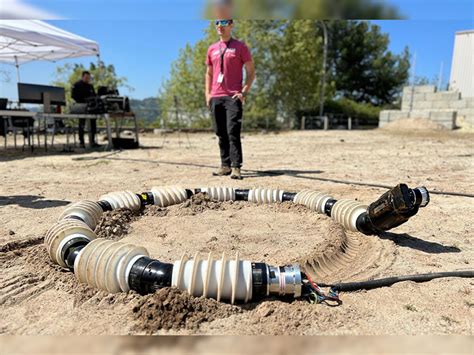 NASA's Jet Propulsion Laboratory designed a snake-like robot to explore ...