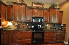Backsplash That Goes With Ubatuba Granite by Uba Tuba Granite With Brick Stagger Tile Backsplash Backsplash That Goes With Ubatuba Granite