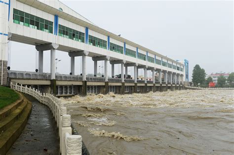 淮河の王家壩水門が放流、水位の急上昇受け 安徽省 写真5枚 国際ニュース：AFPBB News