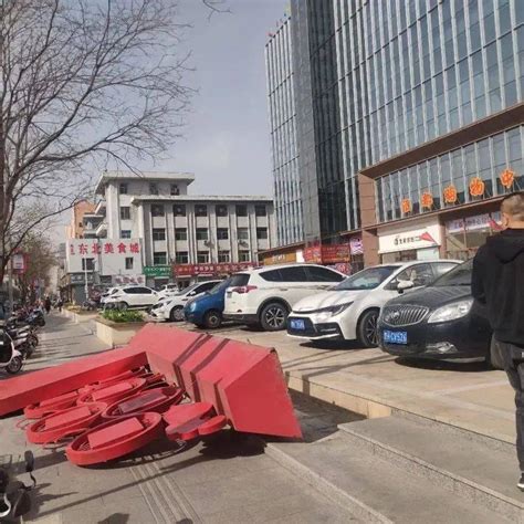 忻州：广告牌被风吹倒！2人被砸伤……_处理_原平_住院