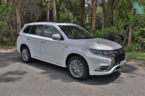 2020 Mitsubishi Outlander PHEV Exceed – BabyDrive