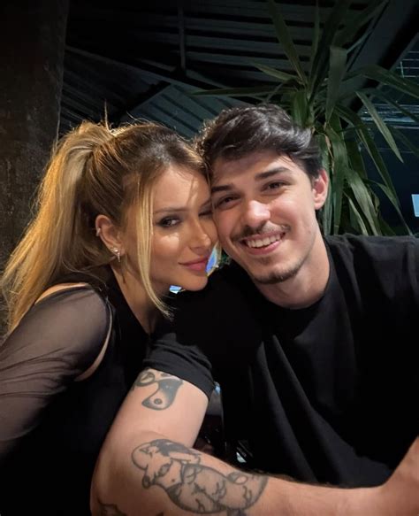 Pin de Nusha!! em Redemacy em 2025 | Fotos de casal apaixonado, Album de fotos namoro, Fotos de ...