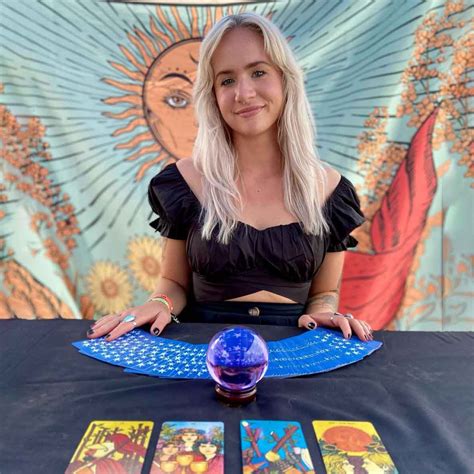 Book a Tarot Reader Seattle | Scarlett Entertainment