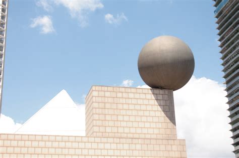 El mar reflejado en la arquitectura de Barcelona