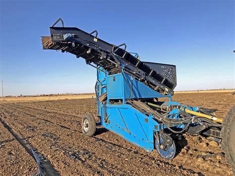 Beet Combine Harvester 4TQ-4 - K&F INTERNATIONAL