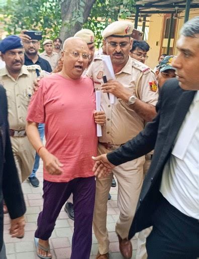 सेक्स टॉय का शौकीन था बाबा चैतन्यानंद, कमरे से 5 पॉर्न सीडी भी बरामद ...