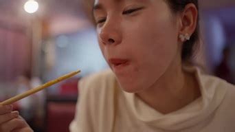 吃喝享乐的女人吃螃蟹高清图片下载-正版图片502073824-摄图网