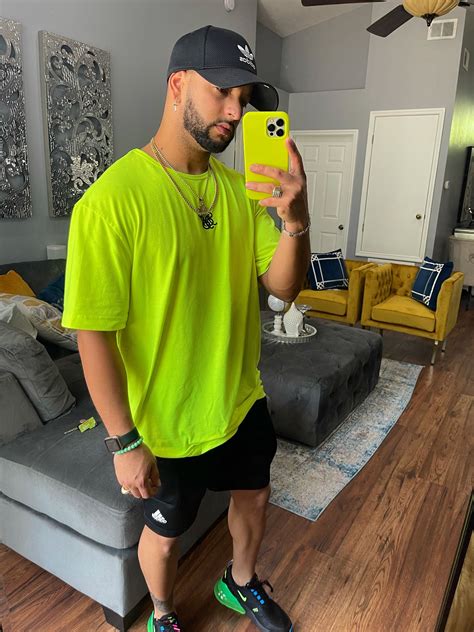 Pin by PAO 🐚🌊 on Blusas campesinas de moda | Neon outfits, Neon party ...