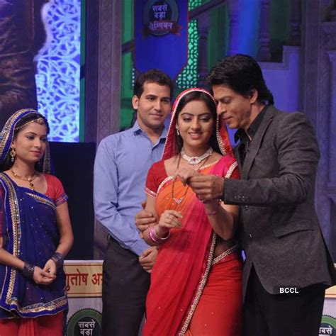 King Khan dances with Deepika while promoting his film Chennai Express ...