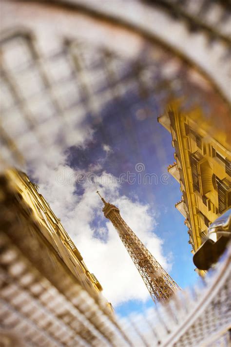 Hombre y la torre Eiffel imagen de archivo. Imagen de gota - 46836177