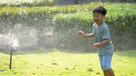 儿童在花园里玩水儿童在475盆地里泼水高清图片下载-正版图片307147249-摄图网