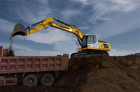 Liebherr R 922 Litronic Excavator Price in India | Specs, EMI & Latest ...
