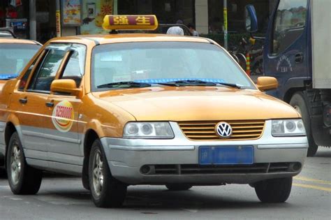 两辆出租车外观一模一样 到底哪一辆是真的？_新浪重庆_新浪网