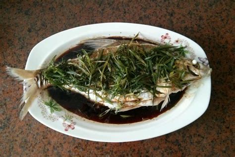 清蒸鳊鱼的做法_菜谱_香哈网