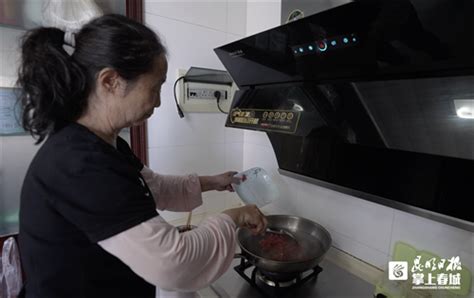 家政服务在厨房做饭-蓝牛仔影像-中国原创广告影像素材