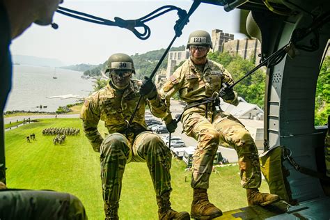 Part I: Air Assault School leaders motivate participants to strive for ...