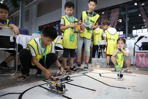 8名香港大学生 暑期研究合肥“驾培机器人教练”-嘻哈学车